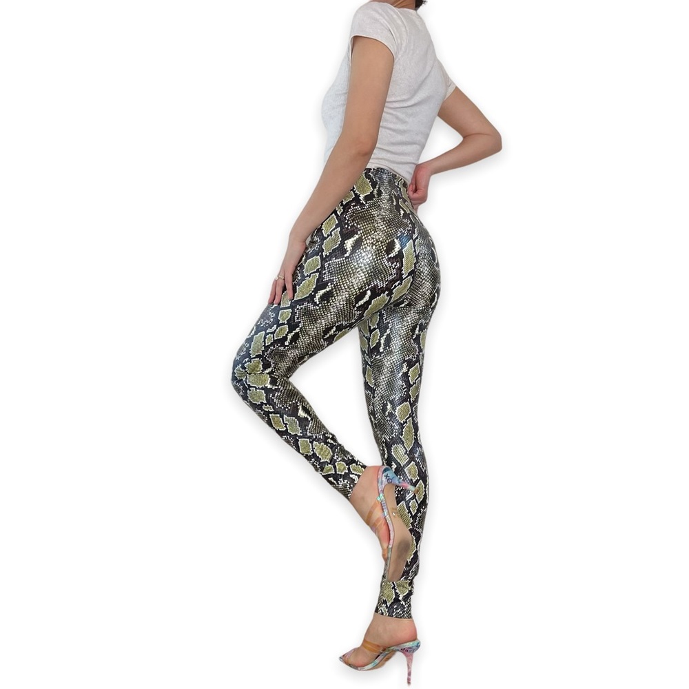 Commando Snake Print Leggings in Black, Gray & Yellow - Picture 11 of 16